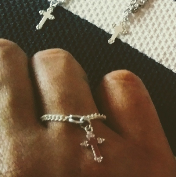 Chainlink ring cross dangle - Picture 2 of 3